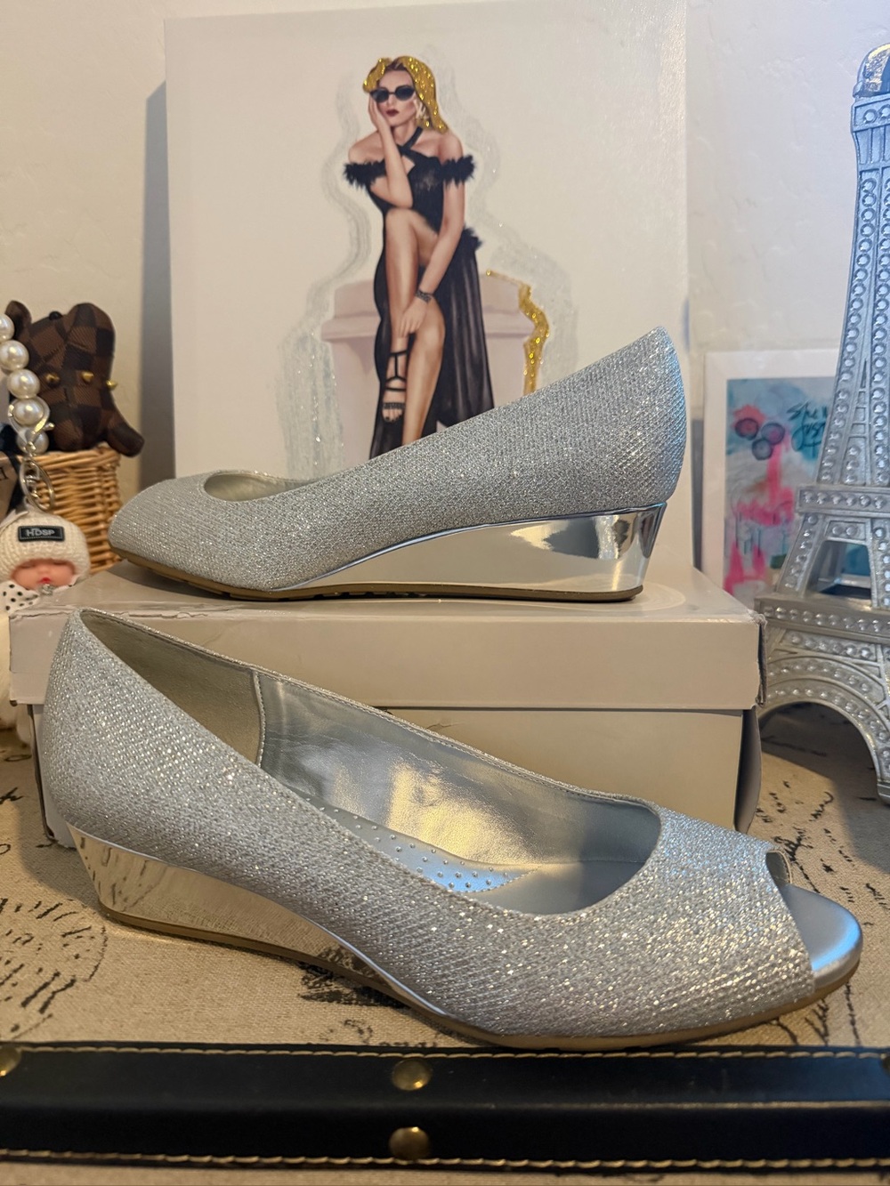 NWT Bandolino Womenβs Silver Sparkle Peep-Toe Wedges